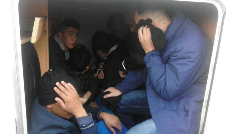 Algunos de los inmigrantes encontrados en la autocaravana. Algunos de los inmigrantes encontrados en la autocaravana.