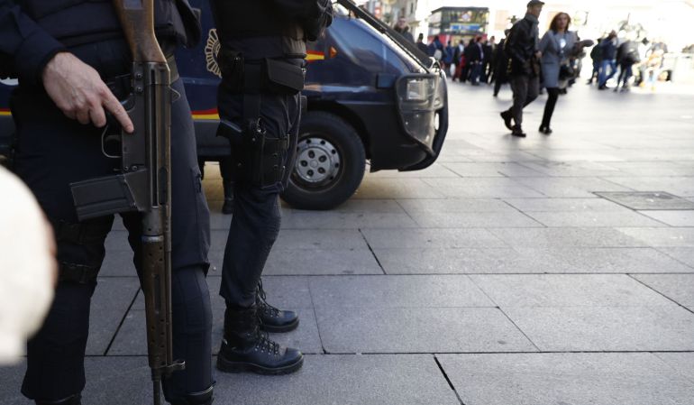 Dos agentes de la Policía Nacional patrullan por las calles céntricas de Madrid. Dos agentes de la Policía Nacional patrullan por las calles céntricas de Madrid.