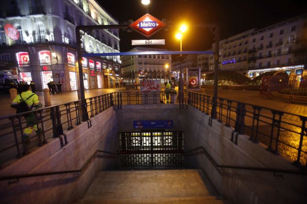 Las entradas y salidas de Metro de la madrileña Puerta del Sol cerradas como medida de seguridad. Las entradas y salidas de Metro de la madrileña Puerta del Sol cerradas como medida de seguridad.