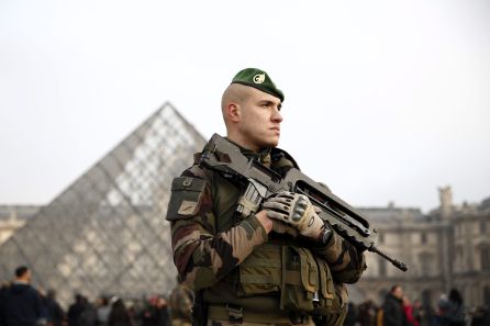 Un soldado galo permanece en guardia ante el museo del Louvre en París. Un soldado galo permanece en guardia ante el museo del Louvre en París.
