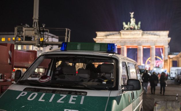 Un vehículo policial ante la Puerta de Brandenburgo en Berlín. Un vehículo policial ante la Puerta de Brandenburgo en Berlín.