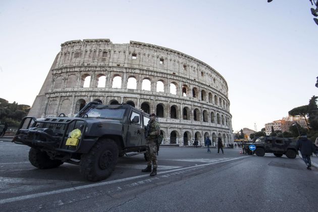 Un soldado italiano vigila junto al Coliseo el centro de Roma durante los preparativos para Nochevieja. Un soldado italiano vigila junto al Coliseo el centro de Roma durante los preparativos para Nochevieja.