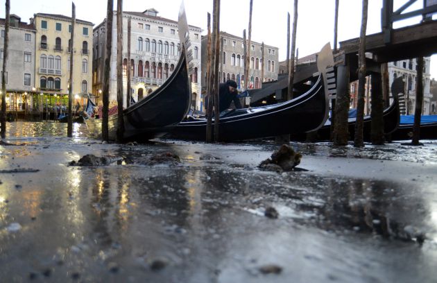 Góndolas durante la excepcional marea baja en Venecia . Góndolas durante la excepcional marea baja en Venecia .