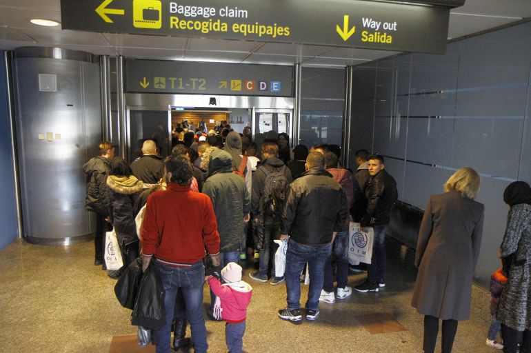 Fotografía facilitada por el Ministerio del Interior de la llegada de 198 refugiados procedentes de Grecia al aeropuerto Adolfo Suárez Madrid Fotografía facilitada por el Ministerio del Interior de la llegada de 198 refugiados procedentes de Grecia al aeropuerto Adolfo Suárez Madrid