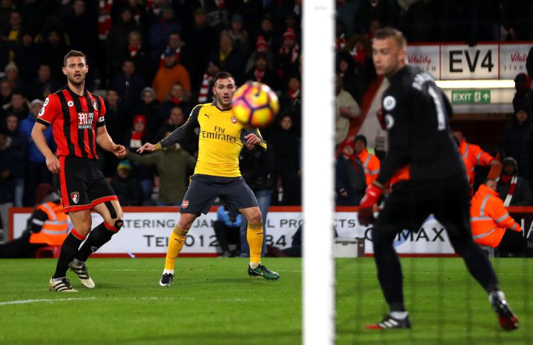 Lucas Pérez observando como entra su volea en el Arsenal-Bournemouth Lucas Pérez observando como entra su volea en el Arsenal-Bournemouth
