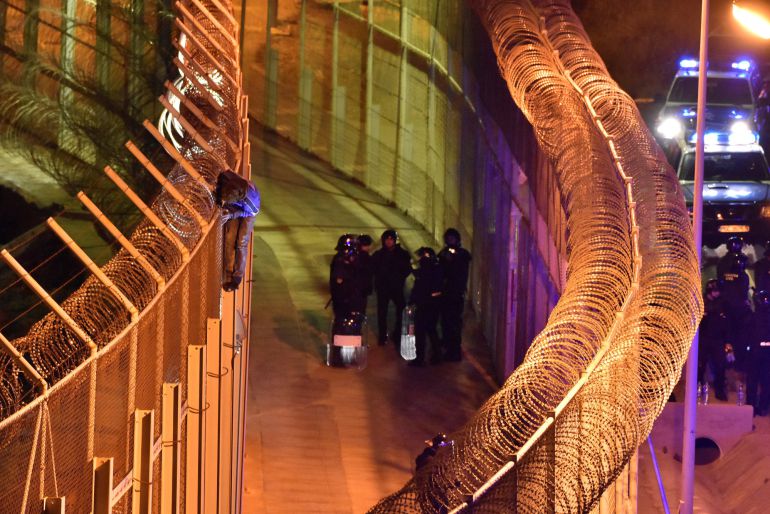 Uno de los inmigrantes que intentaron saltar la valla de Ceuta en Año Nuevo Uno de los inmigrantes que intentaron saltar la valla de Ceuta en Año Nuevo