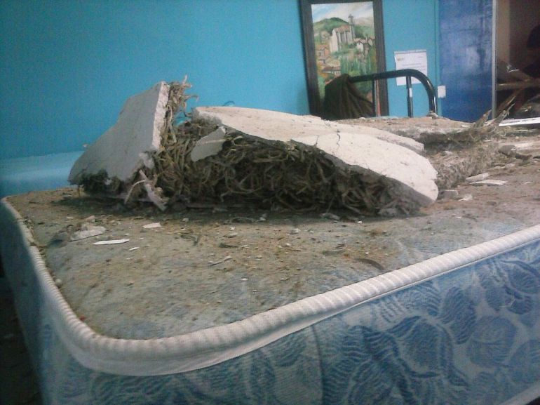 Uno de los colchones afectados por la caída de un techo Uno de los colchones afectados por la caída de un techo
