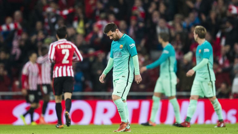 Los jugadores del Athletic celebran uno de los tantos ante la decepción culé Los jugadores del Athletic celebran uno de los tantos ante la decepción culé