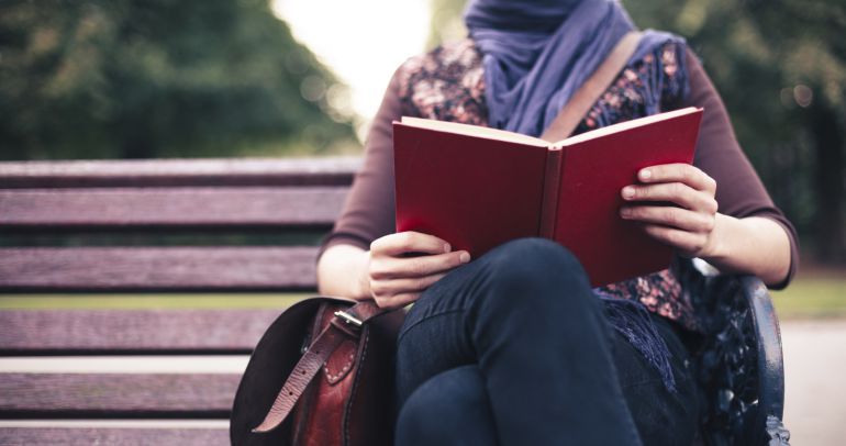 Las mujeres adultas con estudios y que viven en ciudades son las personas que más leen en nuestro país. Las mujeres adultas con estudios y que viven en ciudades son las personas que más leen en nuestro país.