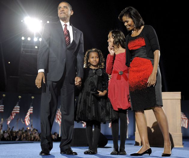 Barack Obama, junto a sus hijas Malia (de rojo) y Natasha, y a su esposa, Michelle en el Grant Park de Chicago. Barack Obama, junto a sus hijas Malia (de rojo) y Natasha, y a su esposa, Michelle en el Grant Park de Chicago.