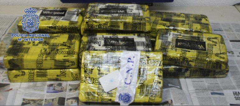 Fotografía facilitada por la Policía Nacional y Vigilancia Aduanera que han intervenido 16 kilos de cocaína escondidos en un contenedor de fruta fresca que llegó al aeropuerto de Barajas procedente de Ecuador. Fotografía facilitada por la Policía Nacional y Vigilancia Aduanera que han intervenido 16 kilos de cocaína escondidos en un contenedor de fruta fresca que llegó al aeropuerto de Barajas procedente de Ecuador.