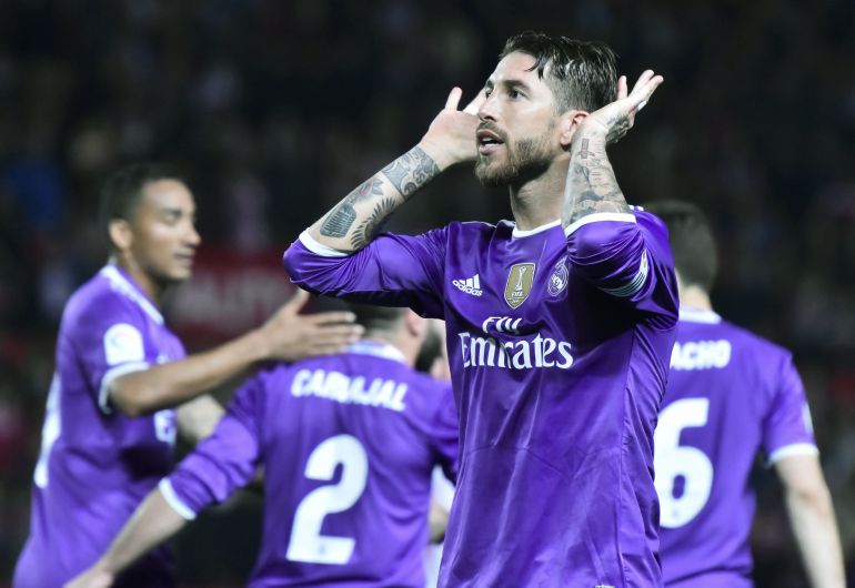 Sergio Ramos con las manos en las orejas retando a los 'Biris' Sergio Ramos con las manos en las orejas retando a los 'Biris'