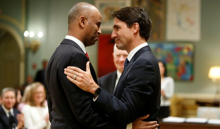 Justin Trudeau junto a Ahmed Hussen durante su nombramiento. Justin Trudeau junto a Ahmed Hussen durante su nombramiento.