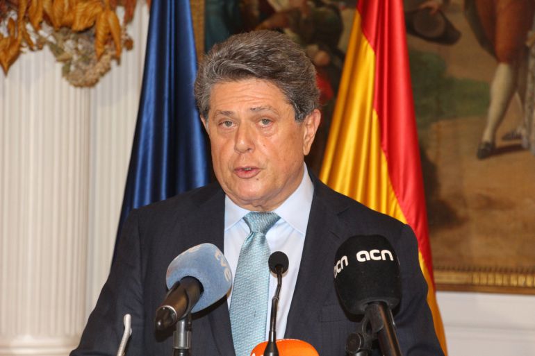 L'exministre de defensa del govern espanyol i ambaixador espanyol a Londres des del 2012, Federico Trillo, anunciant a la premsa la seva dimissió, aquest dijous 12 de gener del 2016 (horitzontal) L'exministre de defensa del govern espanyol i ambaixador espanyol a Londres des del 2012, Federico Trillo, anunciant a la premsa la seva dimissió, aquest dijous 12 de gener del 2016 (horitzontal)