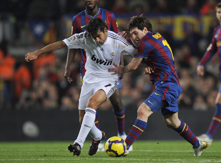 Raúl y Messi luchan por un balón en la época en la que ambos jugaban en la Liga. Raúl y Messi luchan por un balón en la época en la que ambos jugaban en la Liga.