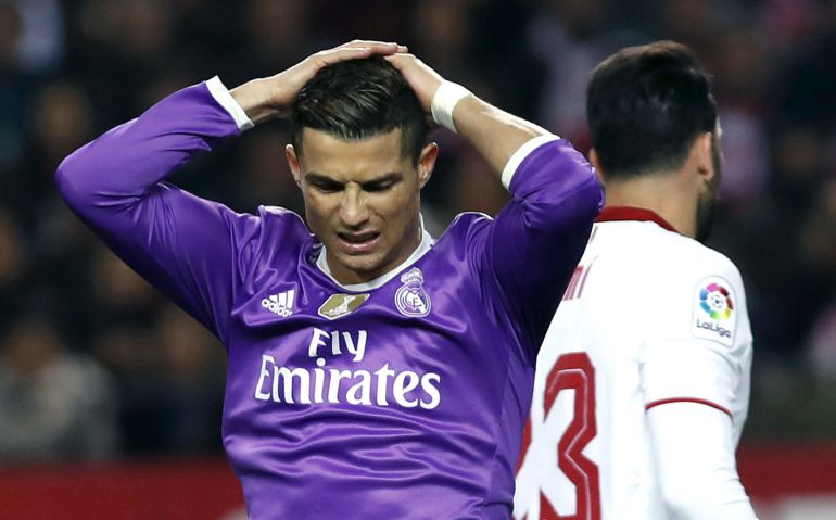 Cristiano se lamenta en el Sánchez Pizjuán Cristiano se lamenta en el Sánchez Pizjuán