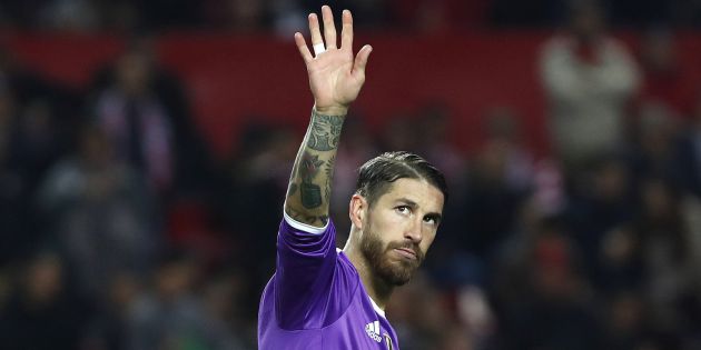 Ramos levanta el brazo derecho Ramos levanta el brazo derecho
