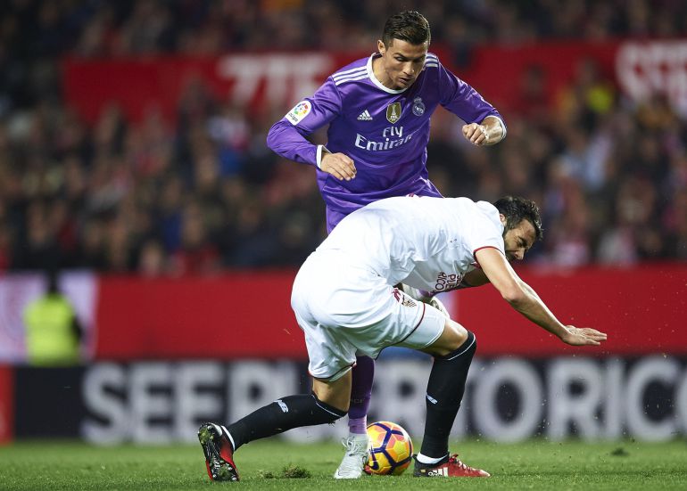 Cristiano e Iborra luchan por el balón. Cristiano e Iborra luchan por el balón.