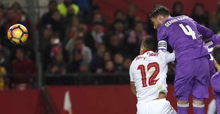 Sergio Ramos, durante el cabezazo que igualó el partido Sergio Ramos, durante el cabezazo que igualó el partido