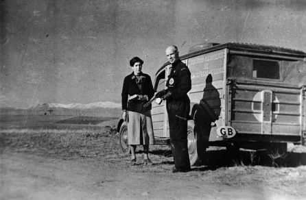 El doctor Bethune junto a una enfermera y su unidad móvil de transfusiones de sangre en España, 1937. El doctor Bethune junto a una enfermera y su unidad móvil de transfusiones de sangre en España, 1937.