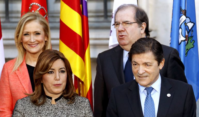 La presidenta de Andalucía, Susana Díaz (primera fila-i), el presidente de Asturias, Javier Fernández (primera fila-d), la presidenta de la Comunidad de Madrid, Cristina Cifuentes (segunda fila-i), y el presidente de Castilla y León, Juan Vicente Herrera (segunda fila-d), posan en la foto de familia de la VI Conferencia de Presidentes La presidenta de Andalucía, Susana Díaz (primera fila-i), el presidente de Asturias, Javier Fernández (primera fila-d), la presidenta de la Comunidad de Madrid, Cristina Cifuentes (segunda fila-i), y el presidente de Castilla y León, Juan Vicente Herrera (segunda fila-d), posan en la foto de familia de la VI Conferencia de Presidentes
