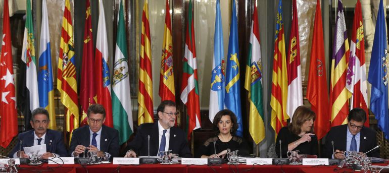 El presidente de Cantabria, Miguel Angel Revilla; el de la Xunta de Galicia, Alberto Núñez Feijóo; el presidente del Gobierno, Mariano Rajoy; la vicepresidenta del Gobierno y ministra de Administraciones Territoriales, Soraya Saénz de Santamaría; la presidenta de la Junta de Andalucía, Susana Díaz; y el del Principado de Asturias, javier Fernández,i-d., durante la reunión de la VI Conferencia de Presidentes El presidente de Cantabria, Miguel Angel Revilla; el de la Xunta de Galicia, Alberto Núñez Feijóo; el presidente del Gobierno, Mariano Rajoy; la vicepresidenta del Gobierno y ministra de Administraciones Territoriales, Soraya Saénz de Santamaría; la presidenta de la Junta de Andalucía, Susana Díaz; y el del Principado de Asturias, javier Fernández,i-d., durante la reunión de la VI Conferencia de Presidentes