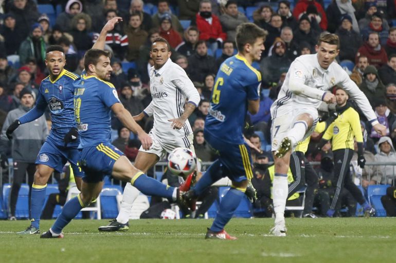 Cristiano intenta un pase ante el Celta Cristiano intenta un pase ante el Celta
