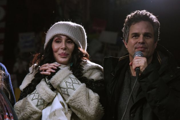 Cher y el actor Mark Ruffalo durante la protesta Cher y el actor Mark Ruffalo durante la protesta