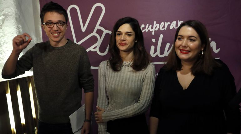 El secretario de Política de Podemos, Íñigo Errejón, acompañado por las diputadas Clara Serra y Ángela Rodríguez, a su llegada a la presentación del documento de igualdad de Podemos. El secretario de Política de Podemos, Íñigo Errejón, acompañado por las diputadas Clara Serra y Ángela Rodríguez, a su llegada a la presentación del documento de igualdad de Podemos.