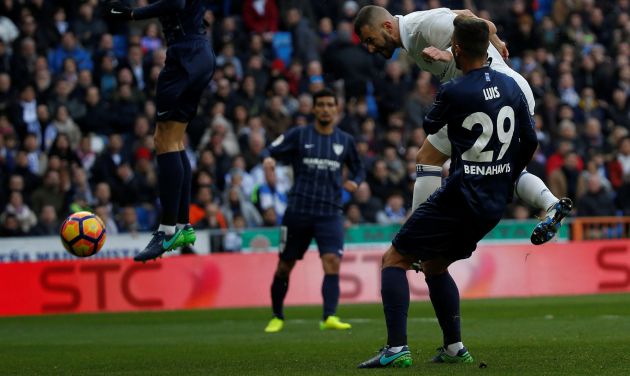 El francés Benzema intenta marcar en los primeros minutos del partido. El francés Benzema intenta marcar en los primeros minutos del partido.