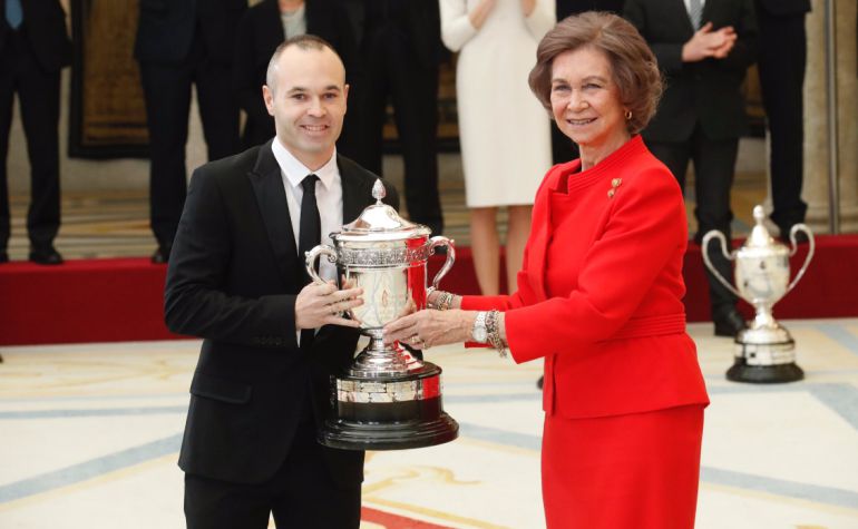 La reina entrega el trofeo a Iniesta La reina entrega el trofeo a Iniesta