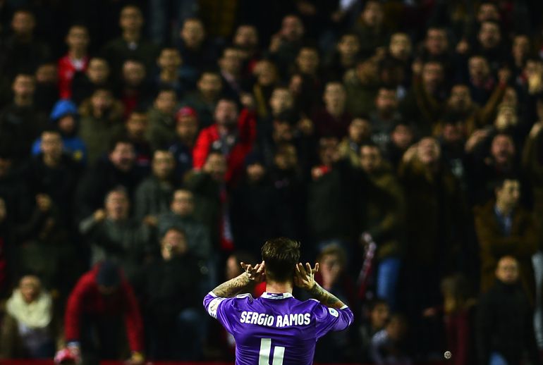 Sergio Ramos se lleva las manos a las orejas frente a los aficionados más radicales del Sevilla Sergio Ramos se lleva las manos a las orejas frente a los aficionados más radicales del Sevilla