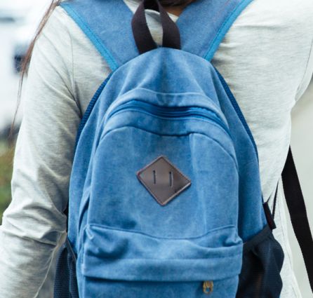 Para qué sirve el cuadrado con dos ranuras que tienen algunas mochilas Para qué sirve el cuadrado con dos ranuras que tienen algunas mochilas