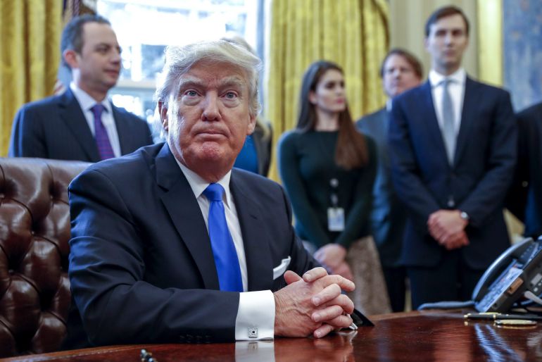 El presidente de EEUU, Donald Trump tras la firma de dos órdenes ejecutivas para resucitar los polémicos proyectos de los oleoductos Keystone XL y Dakota Access El presidente de EEUU, Donald Trump tras la firma de dos órdenes ejecutivas para resucitar los polémicos proyectos de los oleoductos Keystone XL y Dakota Access