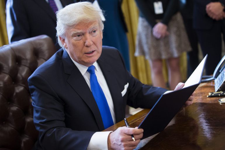 El presidente de EEUU, Donald Trump tras la firma de dos órdenes ejecutivas para resucitar los polémicos proyectos de los oleoductos Keystone XL y Dakota Access durante un acto en la Casa Blanca. El presidente de EEUU, Donald Trump tras la firma de dos órdenes ejecutivas para resucitar los polémicos proyectos de los oleoductos Keystone XL y Dakota Access durante un acto en la Casa Blanca.