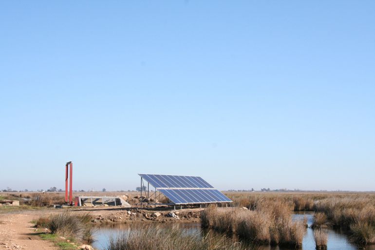 En una zona del Delta del Ebro se ha instalado una estación de bombeo de agua que funciona con energía solar. En una zona del Delta del Ebro se ha instalado una estación de bombeo de agua que funciona con energía solar.