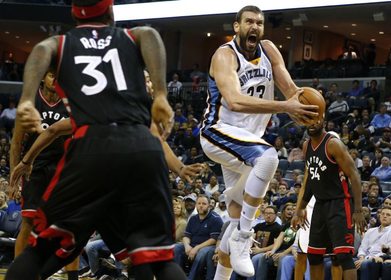 Marc Gasol entra a canasta ante la presencia de Terrence Ross Marc Gasol entra a canasta ante la presencia de Terrence Ross