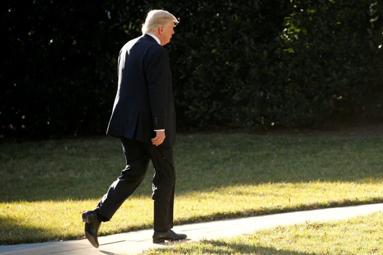Donald Trump andando por los jardines de la Casa Blanca Donald Trump andando por los jardines de la Casa Blanca