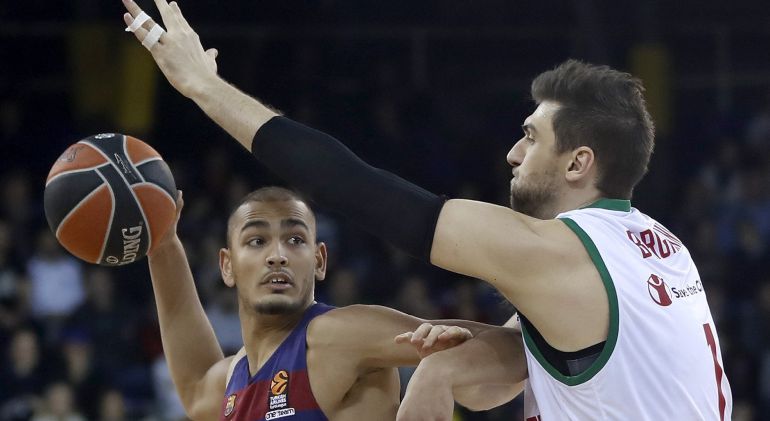 Peno intenta un pase ante la oposición de Bargnani Peno intenta un pase ante la oposición de Bargnani