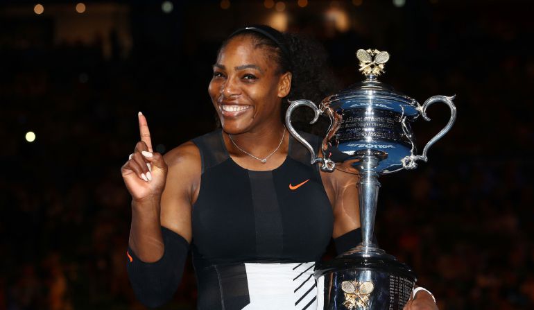 Serena Williams posa con el trofeo y señala el número uno de su ránking Serena Williams posa con el trofeo y señala el número uno de su ránking