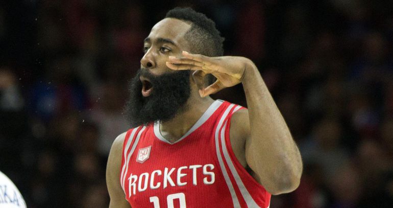 James Harden celebra una de sus canastas en la victoria frente a los Sixers James Harden celebra una de sus canastas en la victoria frente a los Sixers