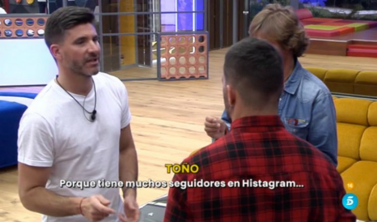 La falta de ortografía en los rótulos de 'GH VIP' La falta de ortografía en los rótulos de 'GH VIP'