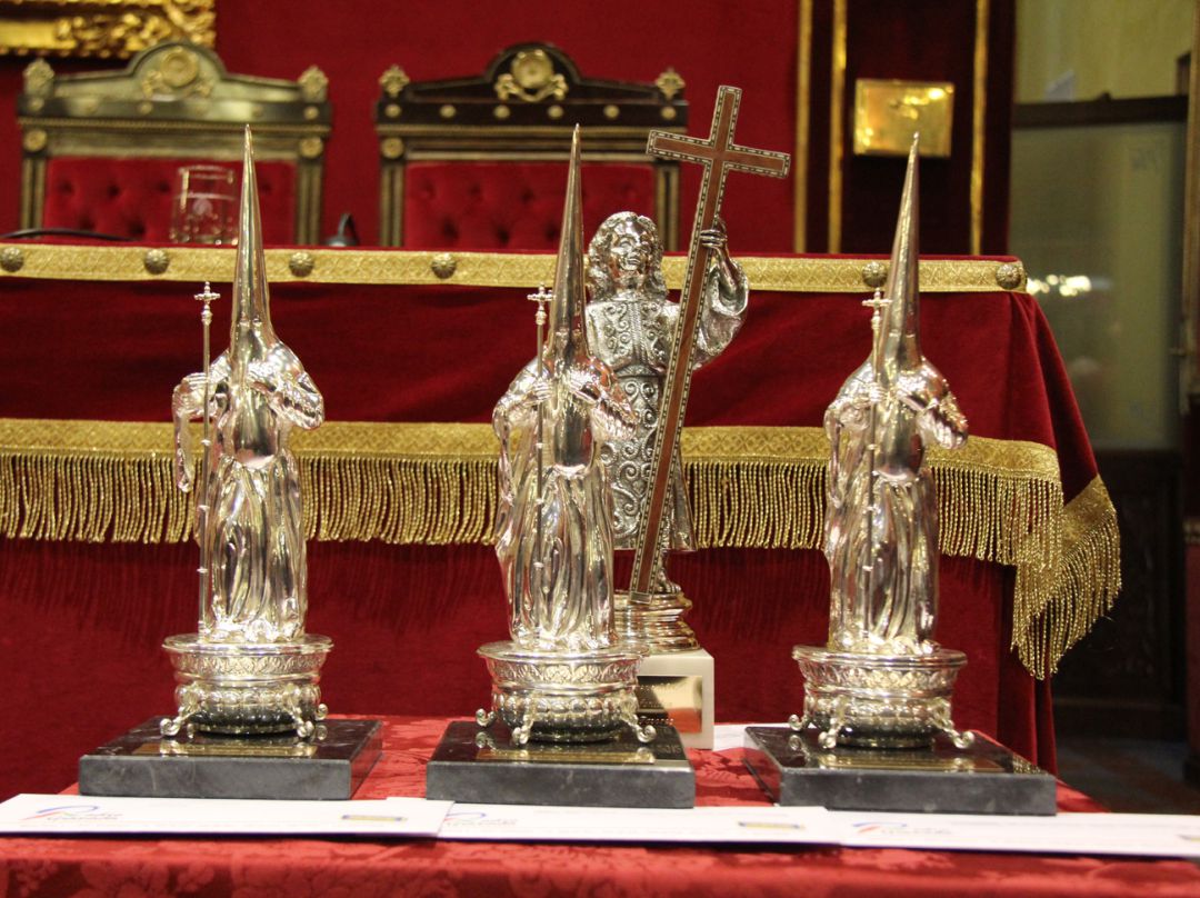 Los tres nazarenos de plata y 'el Facundillo' que se entregan a los ganadores de los Premios Nazareno de Radio Granada-SER y El Corte Inglés Los tres nazarenos de plata y 'el Facundillo' que se entregan a los ganadores de los Premios Nazareno de Radio Granada-SER y El Corte Inglés