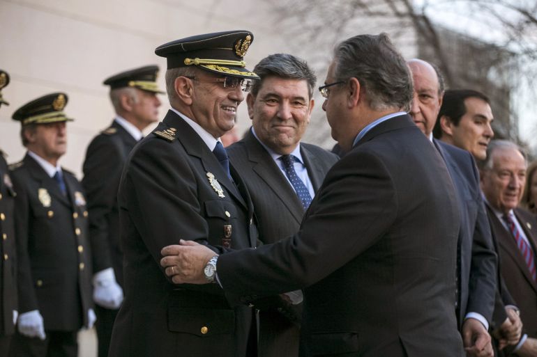 El ministro del Interior, Juan Ignacio Zoido (d), saluda al nuevo director Adjunto Operativo (DAO), Florentino Villabona (i), a su llegada al Complejo Policial de Canillas El ministro del Interior, Juan Ignacio Zoido (d), saluda al nuevo director Adjunto Operativo (DAO), Florentino Villabona (i), a su llegada al Complejo Policial de Canillas