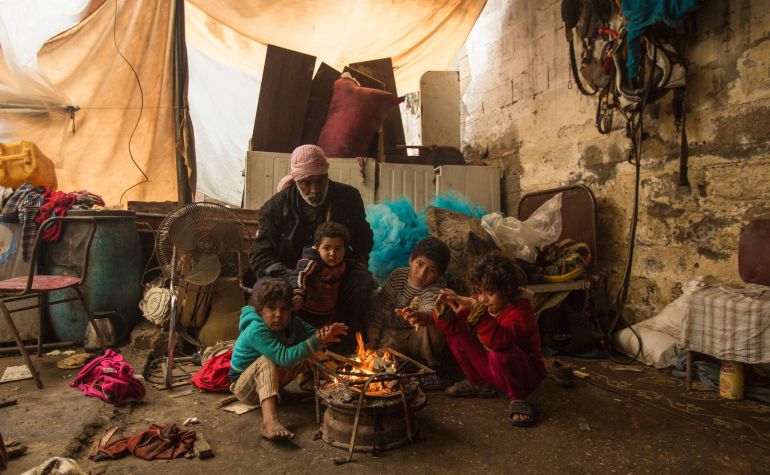 Niños alrededor del fuego en un campo de refugiados de Gaza Niños alrededor del fuego en un campo de refugiados de Gaza