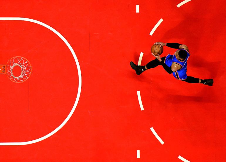 Rusell Westbrook entra a canasta. Rusell Westbrook entra a canasta.