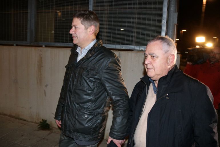 Plano medio de Andreu Viloca, tesorero de CDC, saliendo de la comandancia de la Guardia Civil en Tarragona, el 3 de febrero de 2017 Plano medio de Andreu Viloca, tesorero de CDC, saliendo de la comandancia de la Guardia Civil en Tarragona, el 3 de febrero de 2017