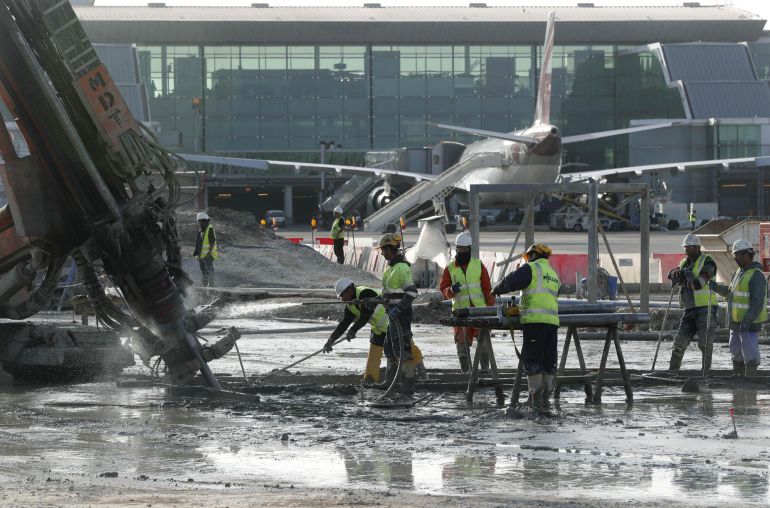 Obras del tren lanzadera al Aeropuerto de El Prat de Llobregat (Barcelona), que ha visitado la vicepresidenta y ministra de la Presidencia y para las Administraciones Territoriales, Soraya Sáenz de Santamaría, y el ministro de Fomento, Íñigo de la Serna. Obras del tren lanzadera al Aeropuerto de El Prat de Llobregat (Barcelona), que ha visitado la vicepresidenta y ministra de la Presidencia y para las Administraciones Territoriales, Soraya Sáenz de Santamaría, y el ministro de Fomento, Íñigo de la Serna.