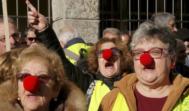 Manifestantes en Santiago de Compostela protestando por la escasa subida de las pensiones Manifestantes en Santiago de Compostela protestando por la escasa subida de las pensiones