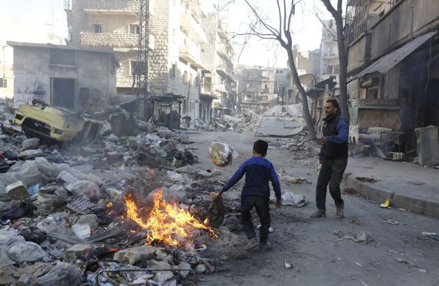 Un niño enciende una fogata en el barrio Bustan Alqasr en Alepo (Siria) Un niño enciende una fogata en el barrio Bustan Alqasr en Alepo (Siria)